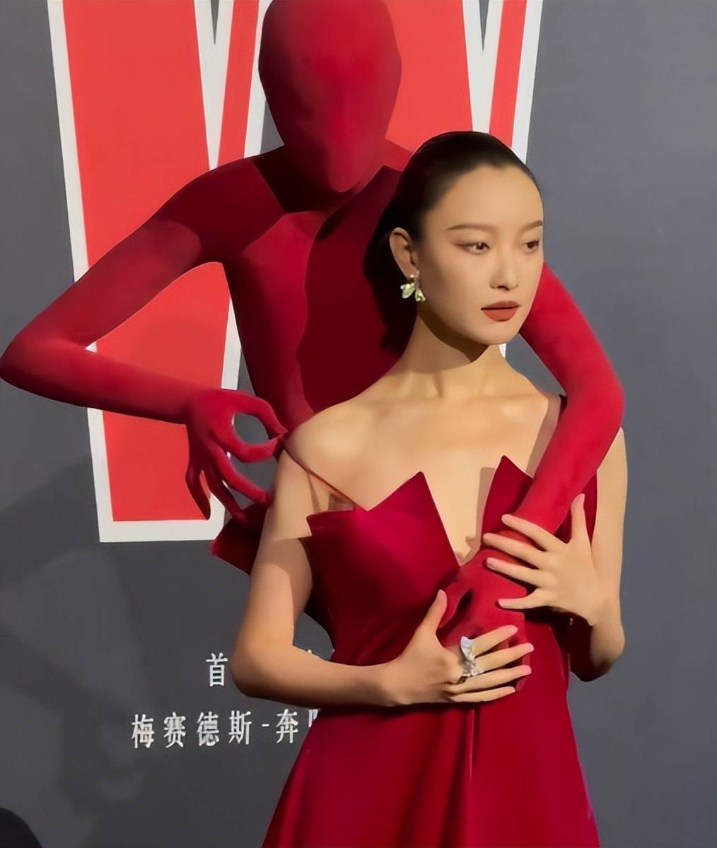 上海这一夜男星女星都太会玩！倪妮背着“人”、热巴腰臀比绝了