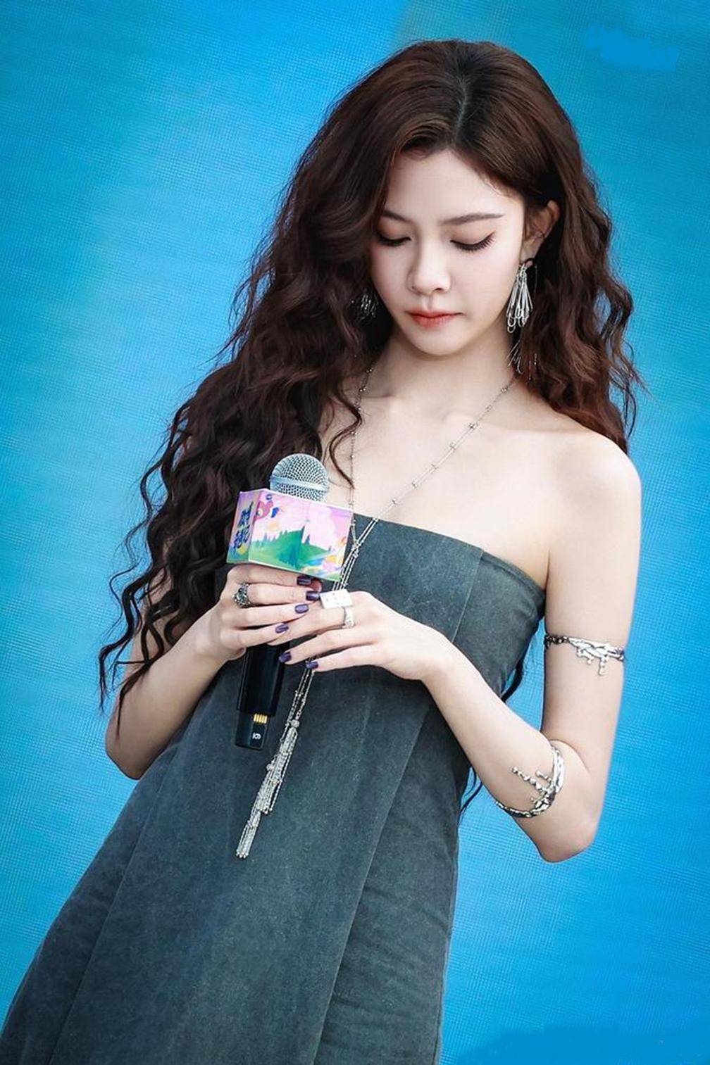 宋妍霏24次提裙背后：明星与服装的尊严之战