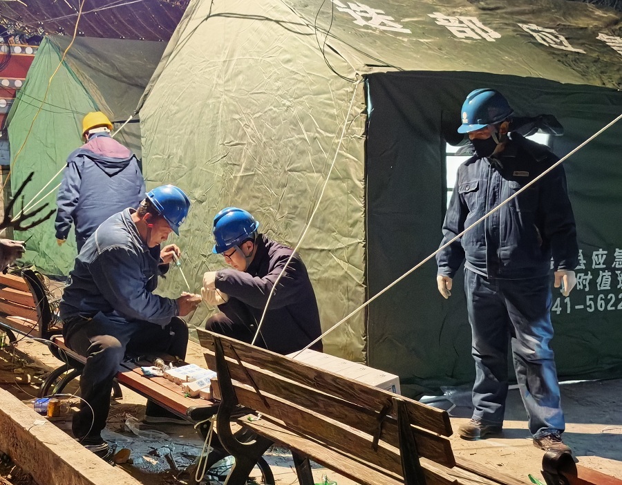 点亮震区长夜的光